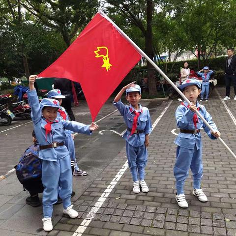 “我与国旗同框”          ——走红色路.做红船娃                               海宁市紫微小学二（3）中队