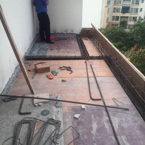 12345投诉件：秀英区全景花园秀景阁C502的业主，现在违建阳台，请市城管核实处理（12月5日）