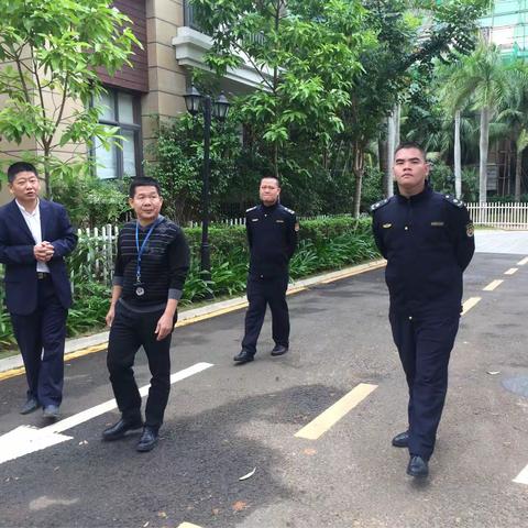 童指导员带领打违一组在大华西海岸小区与物业工作人员查看别墅违法加建情况.