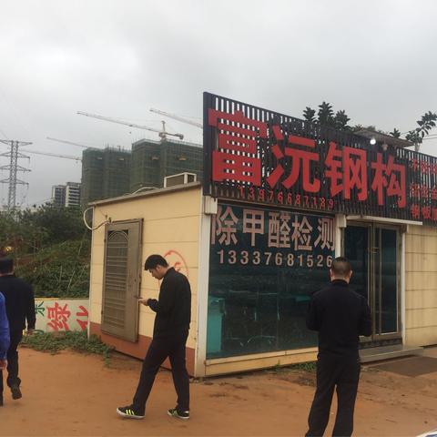 王飞镇长、黄奕标常务副镇长、童指导员在高铁沿线两侧走访点位.督促搬离、整改.