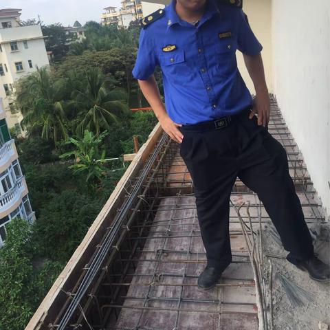 投诉件：①全景花园小区秀景阁C502房住户违建阳台上②长信海岸水城小区水城16栋401扩建阳台.