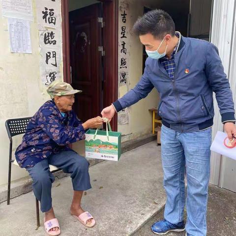 那大镇头潭村委会开展送温暖活动