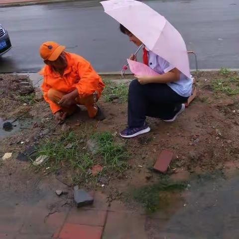 创建文明城市  从我做起      ——明德中学志愿者七三中队清除小广告活动