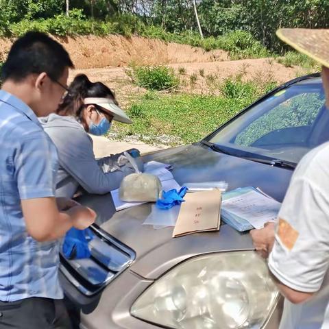我为群众办实事/天涯区农业农村局高峰片防疫员陪同市疫控中心采样检测饲料