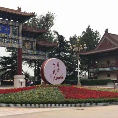 百花盛开喜迎十九大 万紫千红同贺国庆节——城市园丁摆花忙