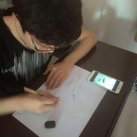 残疾儿童绘画班学员通过学习，了解了素描的基础知识，并且可以绘画出非常有立体感的图形了，让我们欣赏