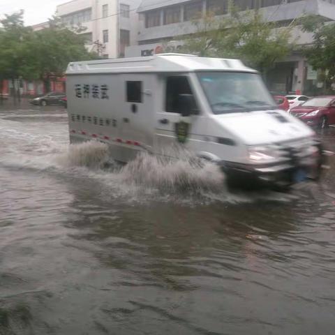 金盾守押无棣大队雨中执勤不言苦，尽职尽责保安全。