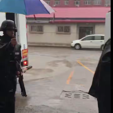 金盾守押无棣大队雨中执勤不言苦，尽职尽责保安全