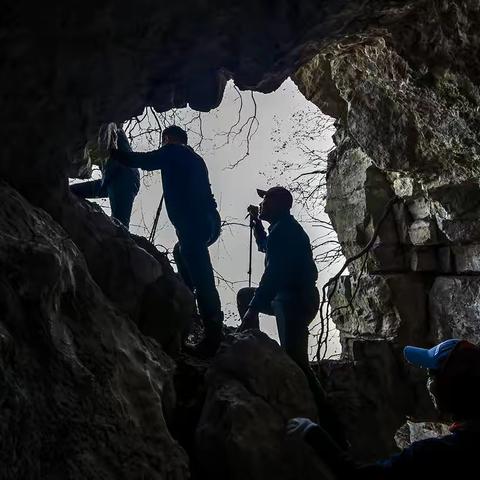 平顶垴峰藏“三层楼”，镂空雕岩洞鬼斧神工