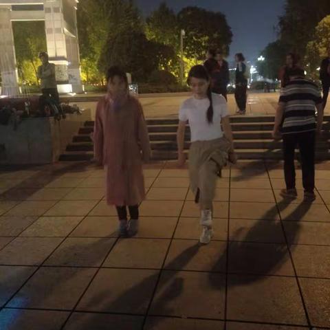 鸠兹广场竟然藏着一支小有名气的舞队