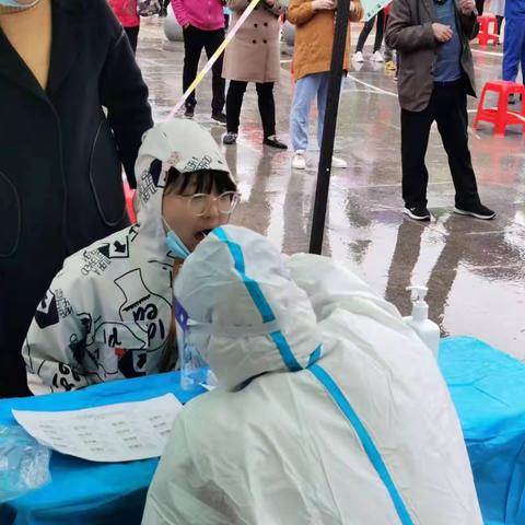 雨中大白守护，守峡市一方净土！