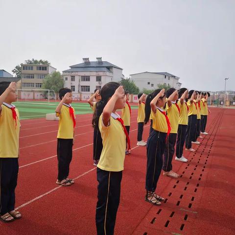 “五星红旗我为你自豪”瑞昌市第五小学举行开学首次升旗活动