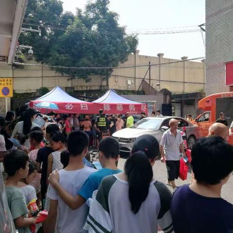 丹平社区2018年7月22日开展“扫黑除恶”专项斗争宣传活动