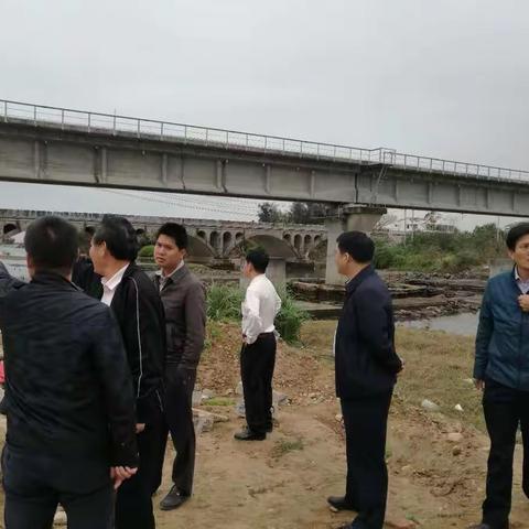 乐东县政府副县长、副总河长马惠峰巡查河道