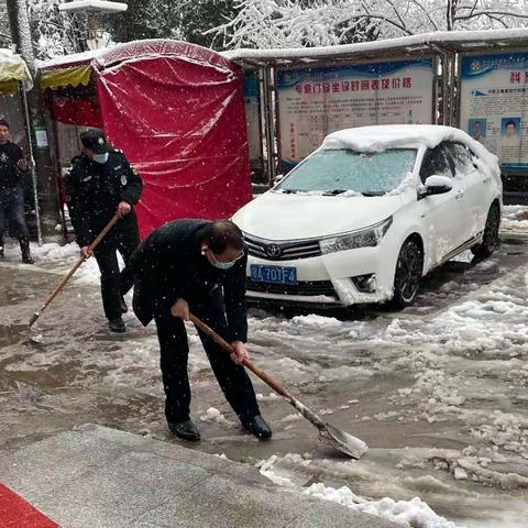 院领导带头清除积雪 全力保障患者就医安全