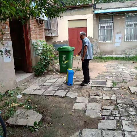 顺河回族区铁塔街道北门社区开展雨后消杀工作