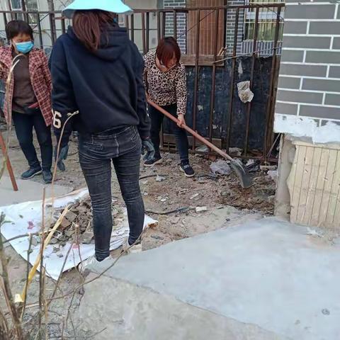 顺河区铁塔办事处北门社区清扫家园暖人心
