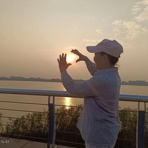 长江落日艳 同窗喜秋深