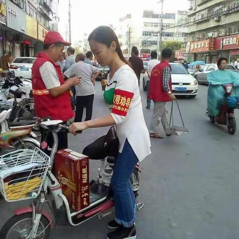 文明劝导 解放在行动------解放办集中整治辖区非机动车乱象