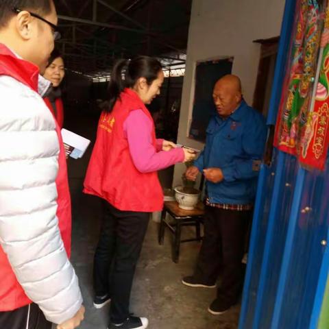 解放办重阳节开展为辖区老人送温暖活动