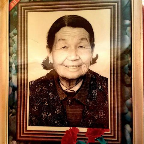 清明节前母亲百日墓地祭祀