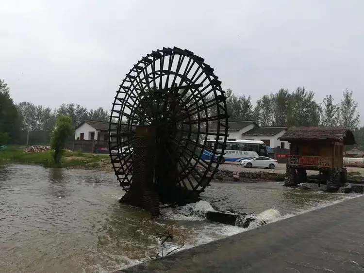 襄城区城管局组织退伍军人到宜城流水镇莺河村实地参观美丽乡村建示范村，感受襄阳市美丽乡村建设和乡村振兴