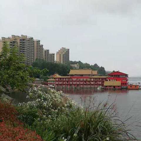 千岛湖三日游。秀水舫，红房子是象船一样飘浮在湖面上，我们吃住在那里。