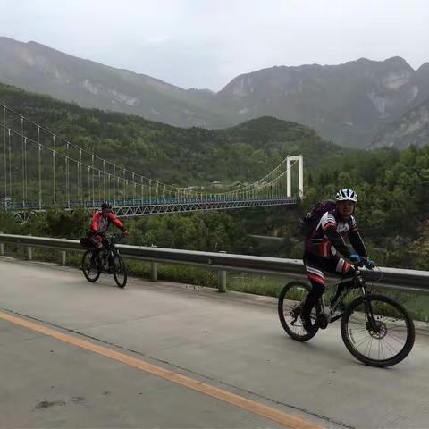 都坝翻越箭合娅八人行