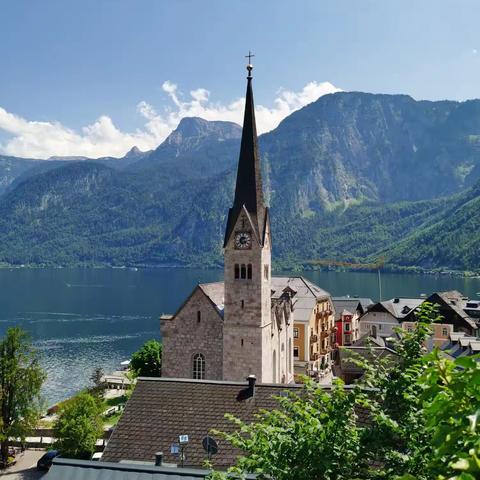 奥地利哈尔施塔特镇（Hallstatt）位于哈尔施塔特湖湖畔，被称作“奥地利上最美的小镇”