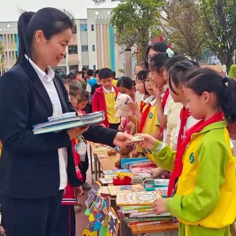 学习二十大  共绘新希望——2023年三里镇中心小学“红领巾壮苗”义卖捐赠活动