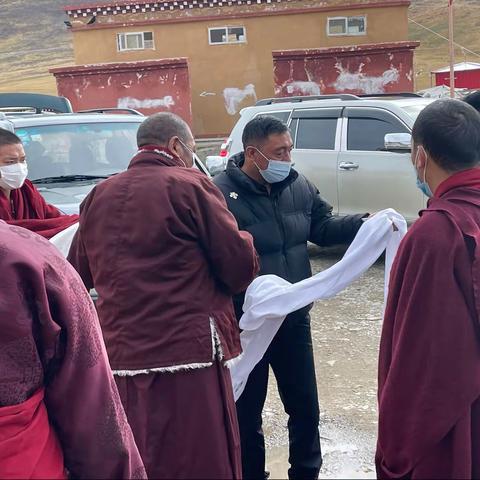 州民宗委副主任尼克月哈带队的宗教领域工作组到我乡格孟寺检查指导相关工作