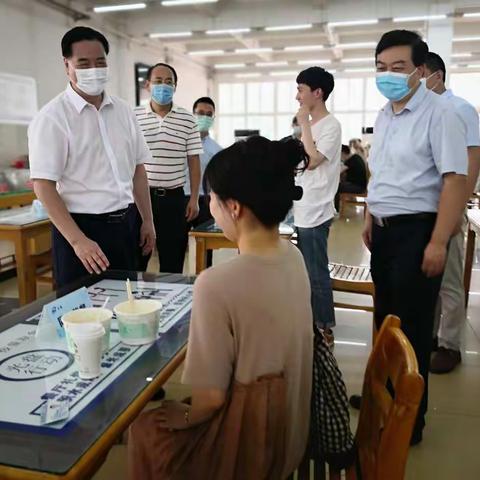 校领导检查返校工作并慰问毕业生