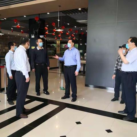 校领导督查“五一”期间校园安全工作