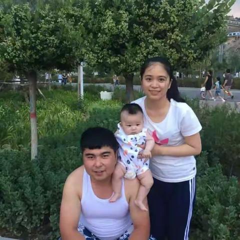 你是爸爸妈妈婚姻的果实，当然，也是我们的掌上明珠！