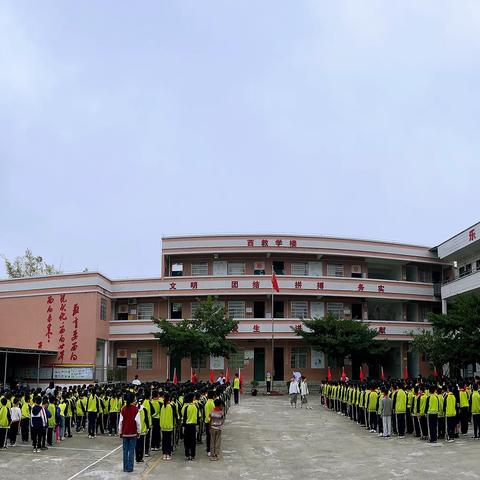 禾堂岭小学以“把握时代脉搏，学习雷锋精神，争做节能好学生”为主题，举行“学雷锋活动月”启动仪式