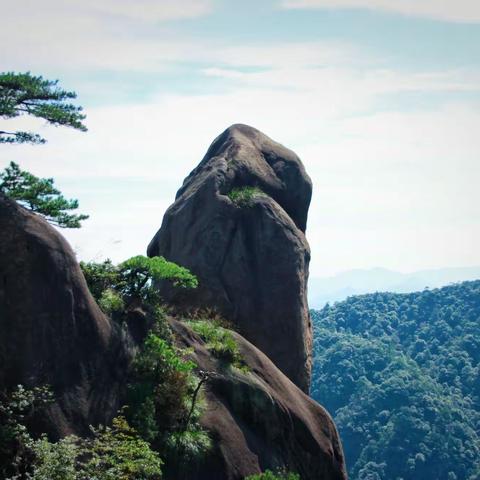 三清山又名少华山、丫山，位于中国江西省上饶市玉山县与德兴市交界处。