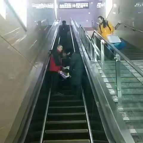 细心照顾重点旅客   温暖回家的路