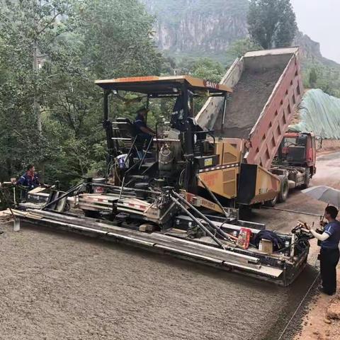 能通路桥不惧高温酷暑，完成活水至柏草坪道路新建段（k9+100至k18+750）水稳基层