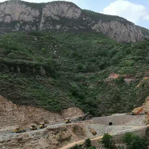 活水至柏草坪道路工程的“能通人”顶着烈日发起最后的冲刺！