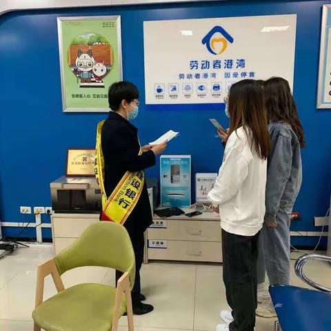 建行文苑街支行开展人民币图样宣传活动