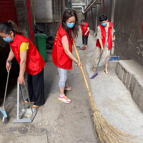 伊川县教师进修学校志愿者服务队开展卫生清洁公益活动