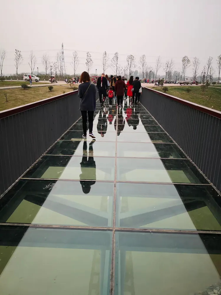 打卡新地焦作大沙河玻璃栈道