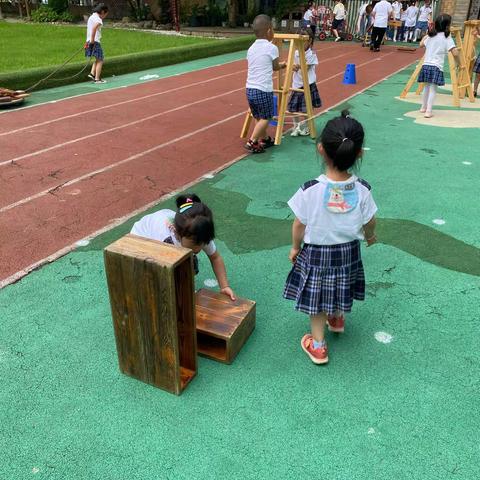 哈灵教育.花园幼儿园蒙A一班“自主晨练－西绿橡胶地的快乐”