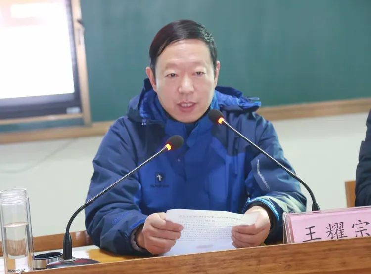 漯河五中党委书记,校长李继勋在致辞时说, 过去