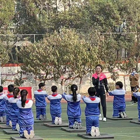 新华区党家庄学校宿倩文老师在河北省中小学体育基本功和实践课比赛中荣获全省第一名一等奖