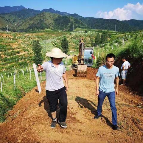 心系群众冷暖，扎根基层奉献