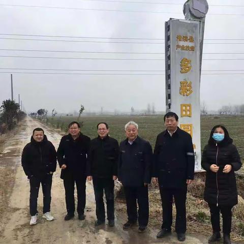 淮滨县农业农村局2月17日，省科技特派员、河南农业大学教授郭天财，一行5人，到台头乡麦田进行技术指导