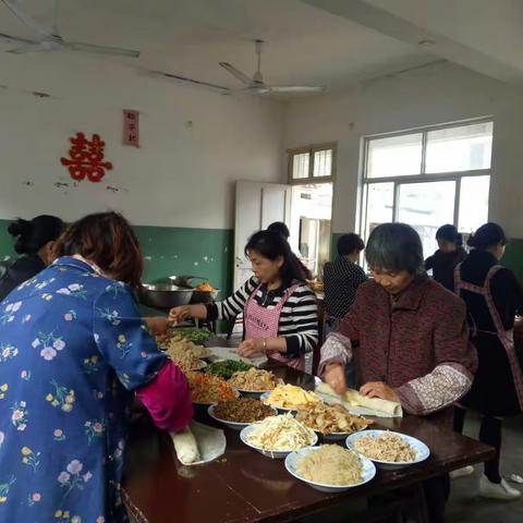 下陈村妇女们自己制作的美味佳肴，天台特色美食饺饼筒。