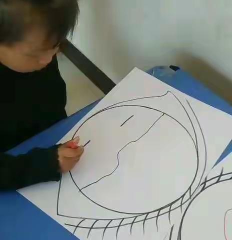 娜荷芽幼儿园小一班美术绘画《看大海》