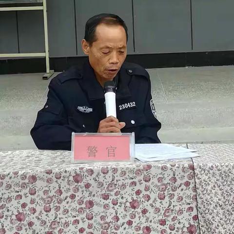 “弘扬法治精神，构建和谐校园”                                                 磨头中学2019年法治报告会